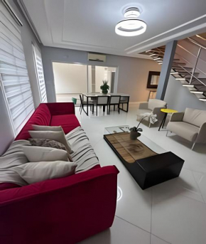 Sobrado com 5 suite 1 Quarto Piscina churraqueira ar ate 20 hospede